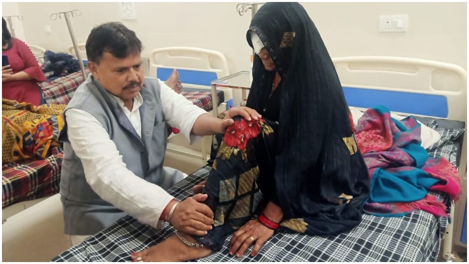 MP Minister Pradyuman Singh Tomar spent night in hospital pressing feet of patients in gwalior