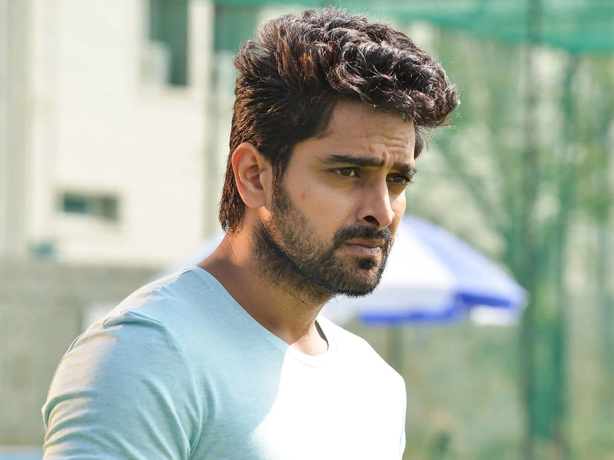 Man Slap Girlfriend South Actor Naga Shaurya Makes him apologise in public video goes viral on internet