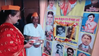 ग्वालियर में नाथुराम गोड़से का बलिदान दिवस मनाया गया। पूजा-अर्चना की गई।
