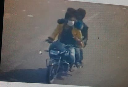 The miscreants shot the student for opposing the robbery of the mobile