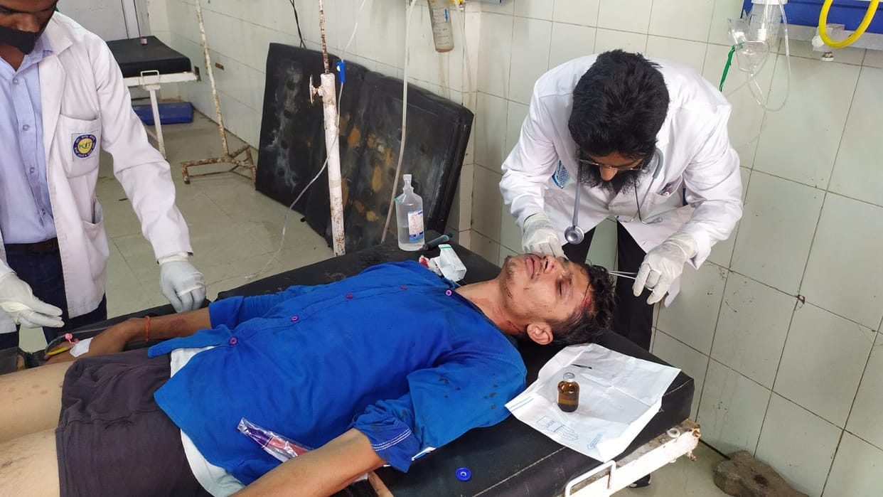 The miscreants shot the student for opposing the robbery of the mobile
