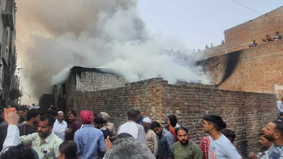 Fire Broke out in Godown in Ludhiana
