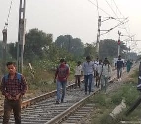 Train stood for 15 minutes due to lack of signal
