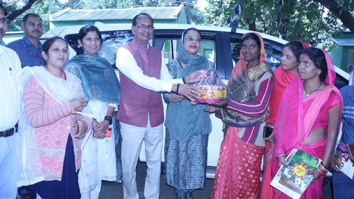 Government will give double compensation on loss of crops by wildlife CM Shivraj announced in Bandhavgarh