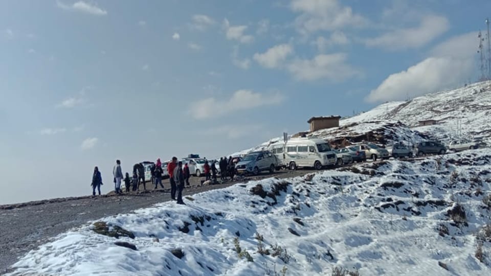 Snowfall in Jammu nathatop tourists increasing at tourist place Patnitop photos