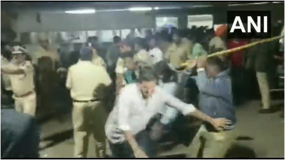 Maharashtra: Thane Police Lathi charg on  Eknath Shinde and Uddhav Thackeray supporter after clash