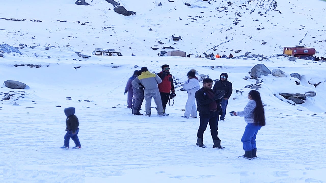Tourists in Solanganala and Sissu to see the snow laden valley, had a lot of fun