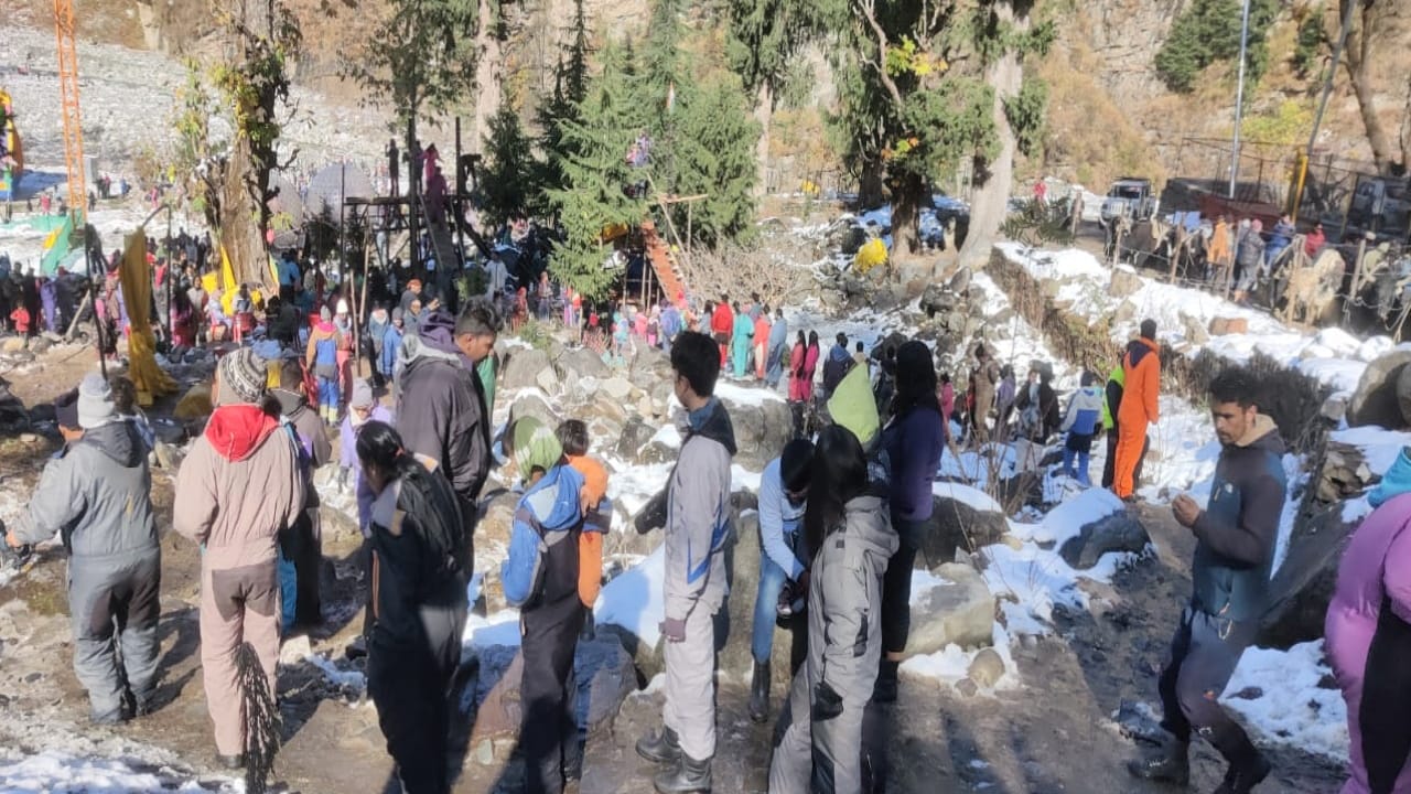 Tourists in Solanganala and Sissu to see the snow laden valley, had a lot of fun