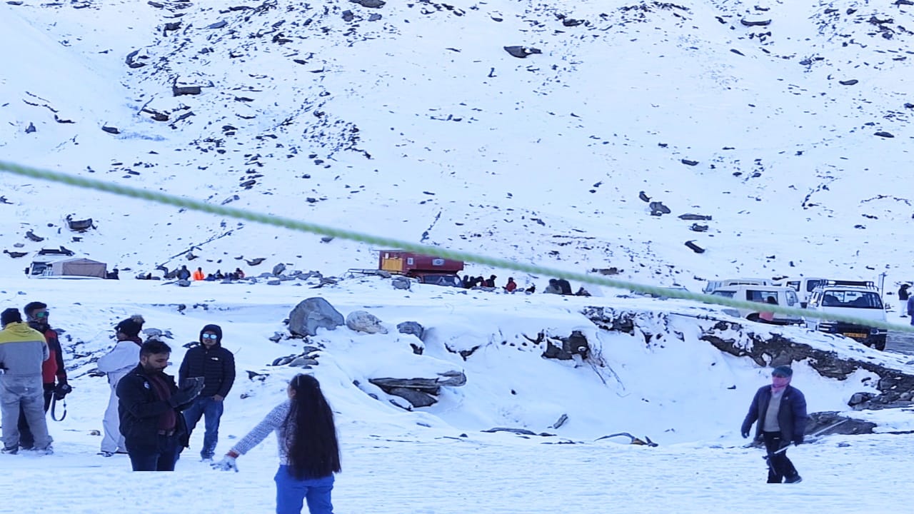 Tourists in Solanganala and Sissu to see the snow laden valley, had a lot of fun