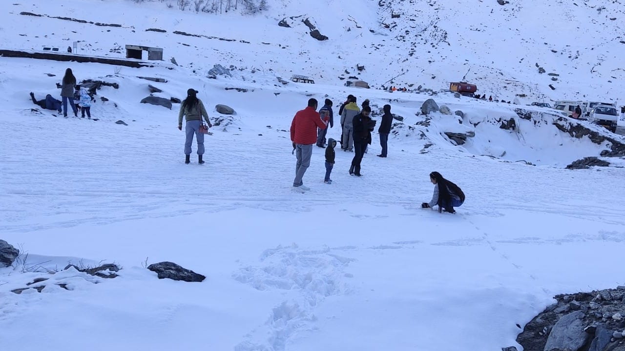 Tourists in Solanganala and Sissu to see the snow laden valley, had a lot of fun