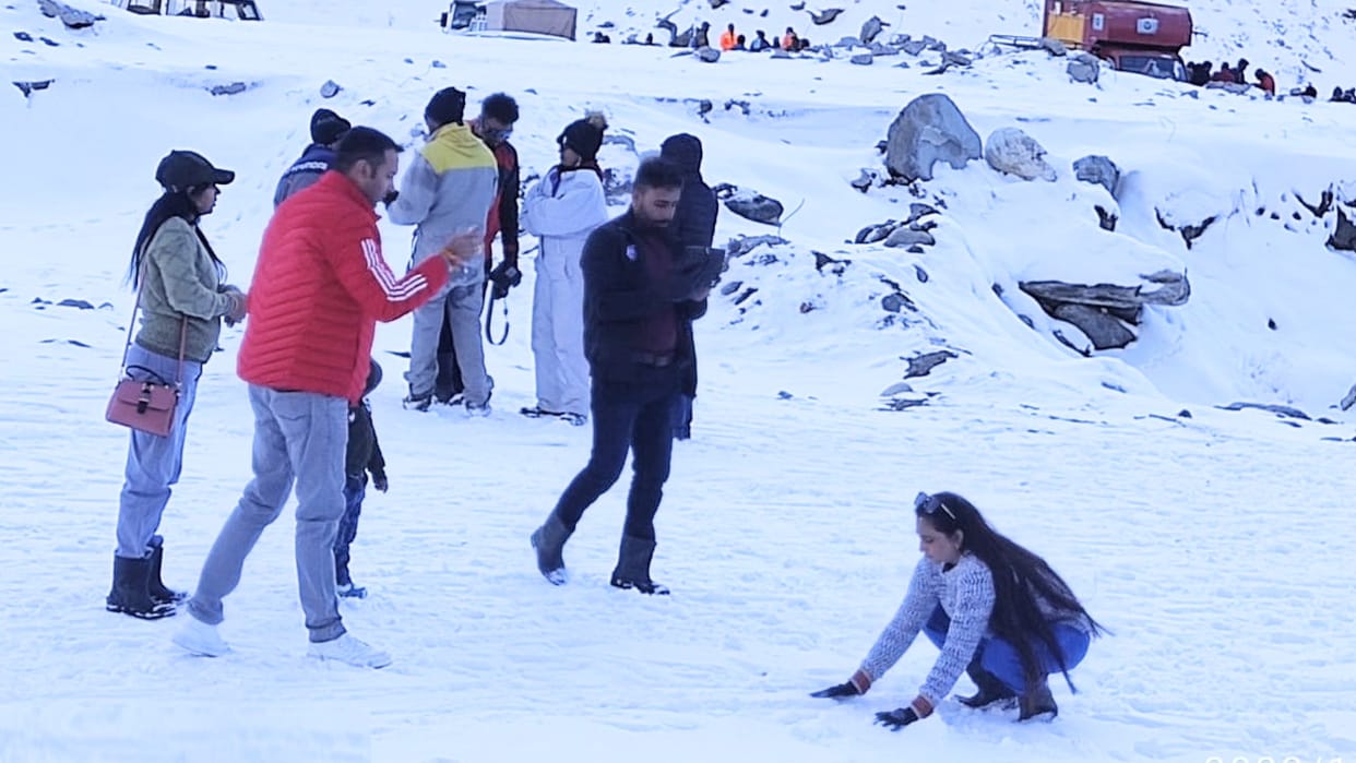 Tourists in Solanganala and Sissu to see the snow laden valley, had a lot of fun