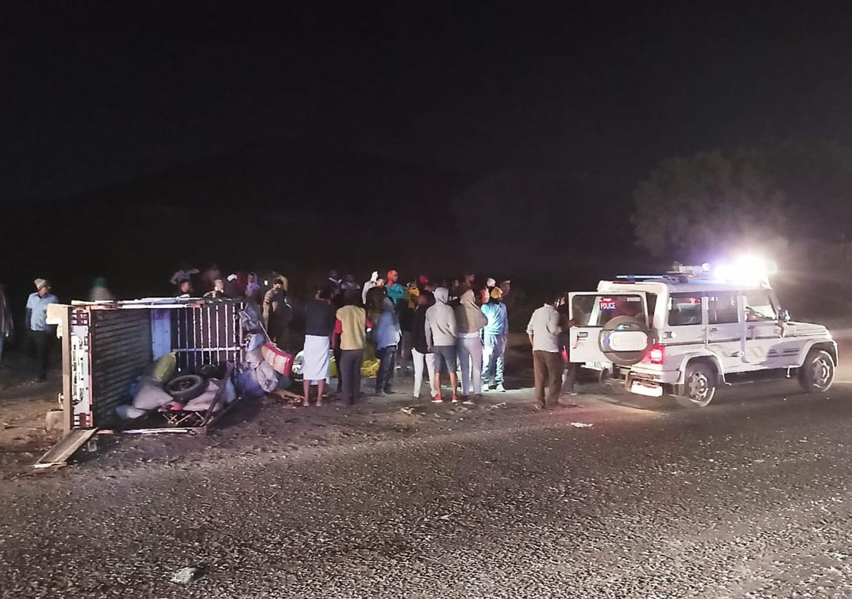 Truck collided with a magic filled with workers, 13 injured