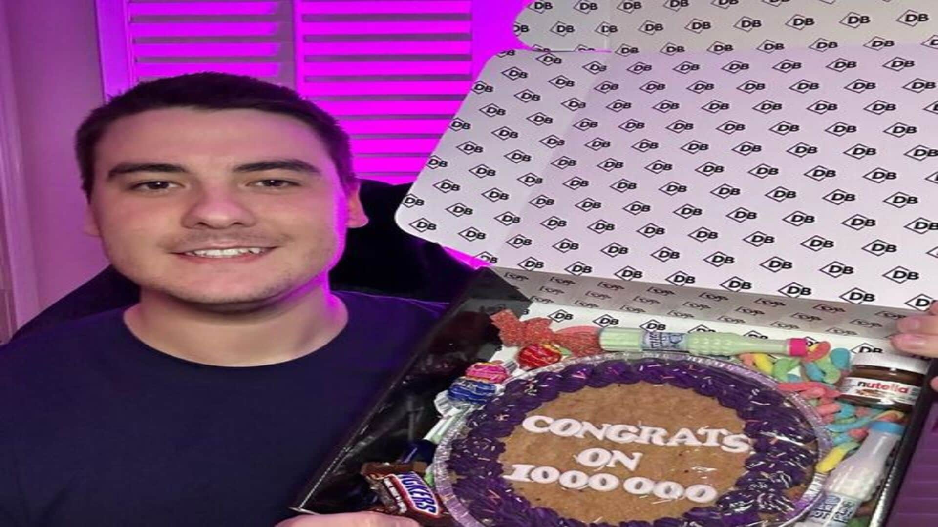 youtuber sleeping on camera making money earning lakhs in month know what is the reason