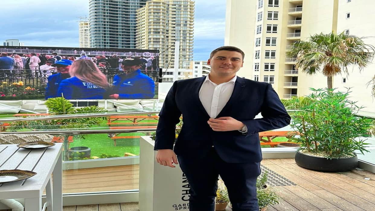 youtuber sleeping on camera making money earning lakhs in month know what is the reason