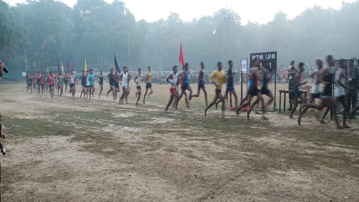 Agniveer recruitment rally today live Ranbankurs raced in 39 GTC in the morning thorns were lying in the field