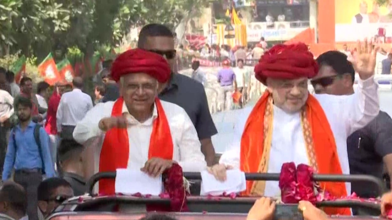 अहमदाबाद में रोड शो करते गृहमंत्री अमित शाह और भूपेंद्र पटेल।