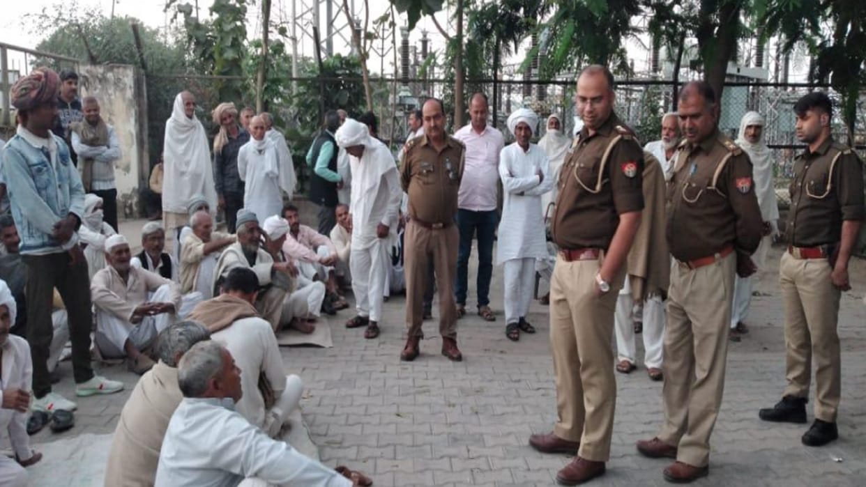 Baghpat: Farmers have protest after taking down electricity meters and took employee hostage
