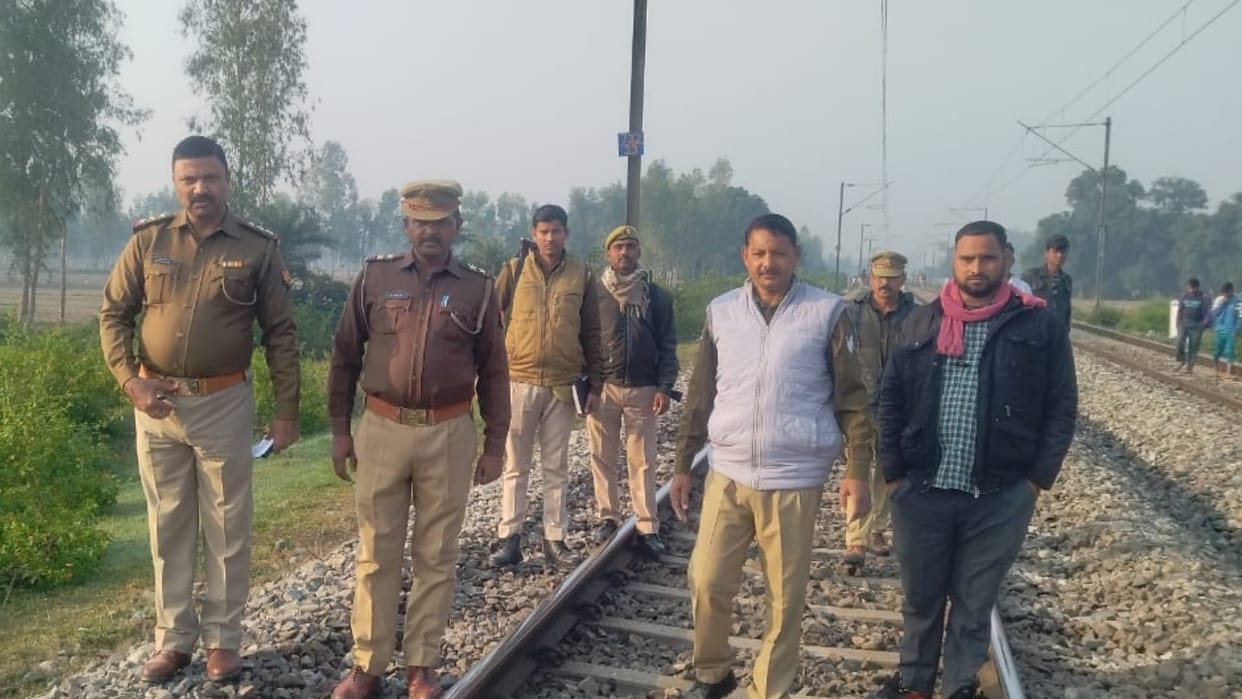 Two dead bodies found on barabanki Gonda railway track.