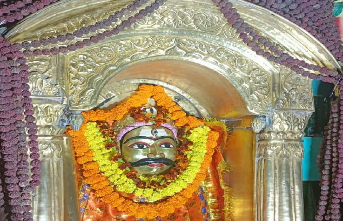 Kaal Bhairav Jayanti 2022 happy Birthday of Kashi ke Kotwal cutting 801 kg cake see photos