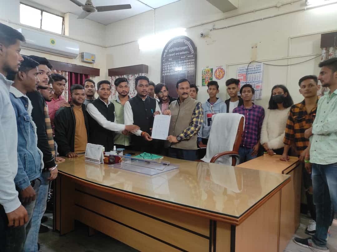 Student union elections: ABVP burnt effigy of education minister, raised slogans in protest