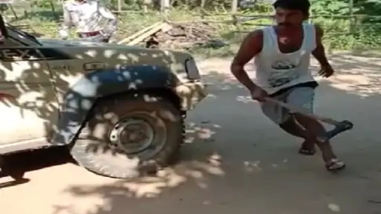 cg forest department team attacked on complaint of wood theft