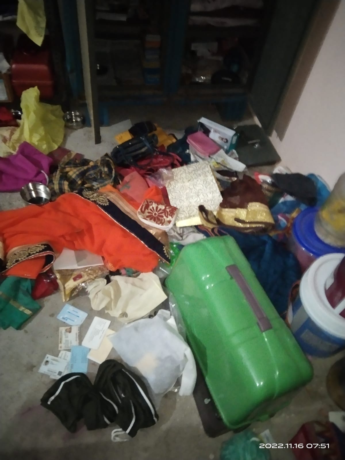 Banda: 14 lakh stolen from locked house of teacher and jawan