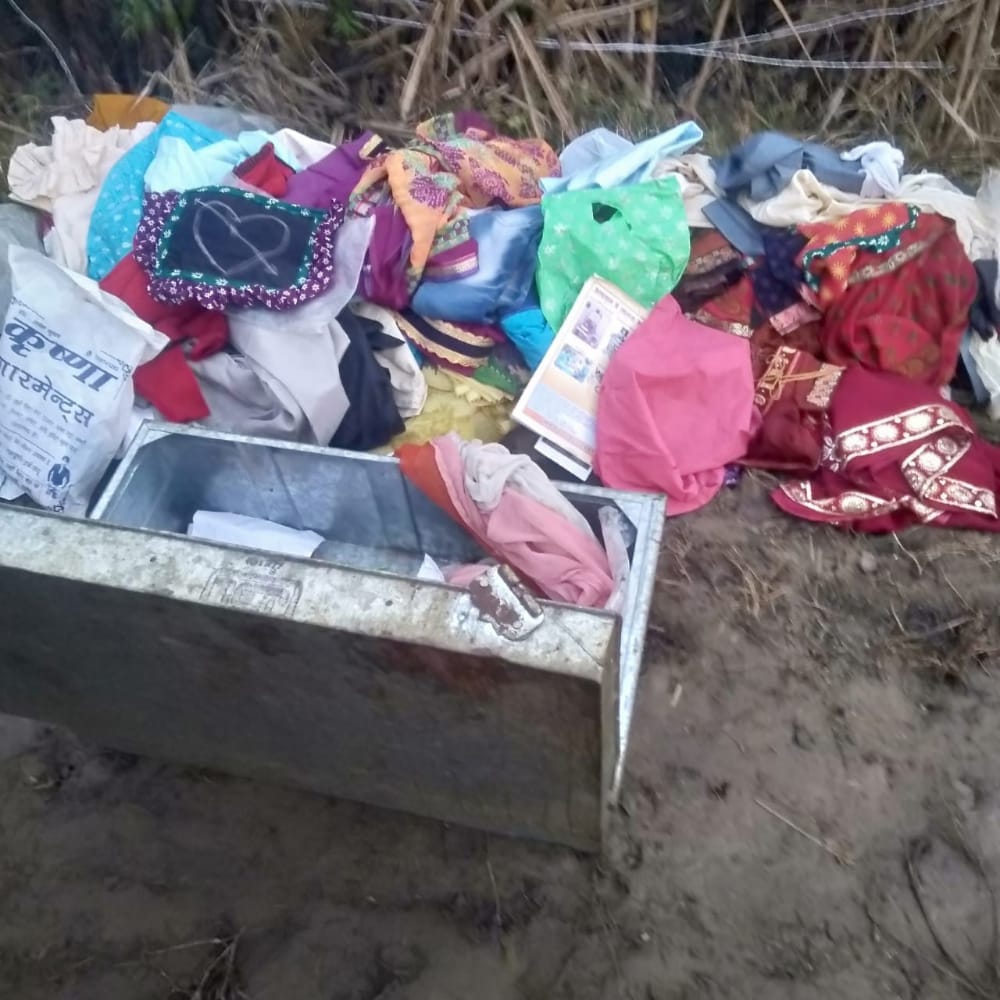 Hardoi, Thieves crossed cash-jewellery from the houses of two farmers