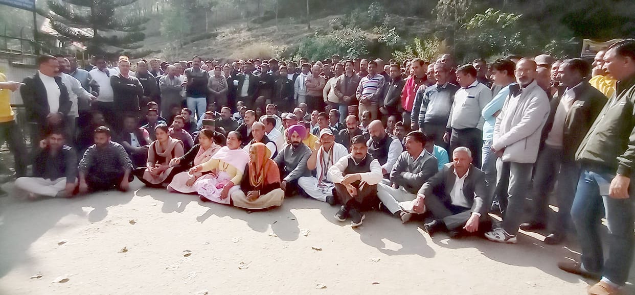 Congress staged a sit-in in Ghumarwin regarding the security of EVMs