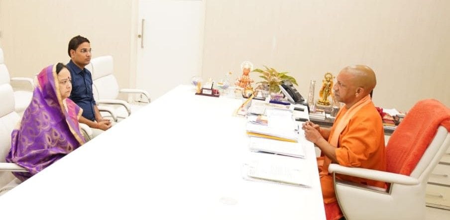 Hathras: District Panchayat President met CM