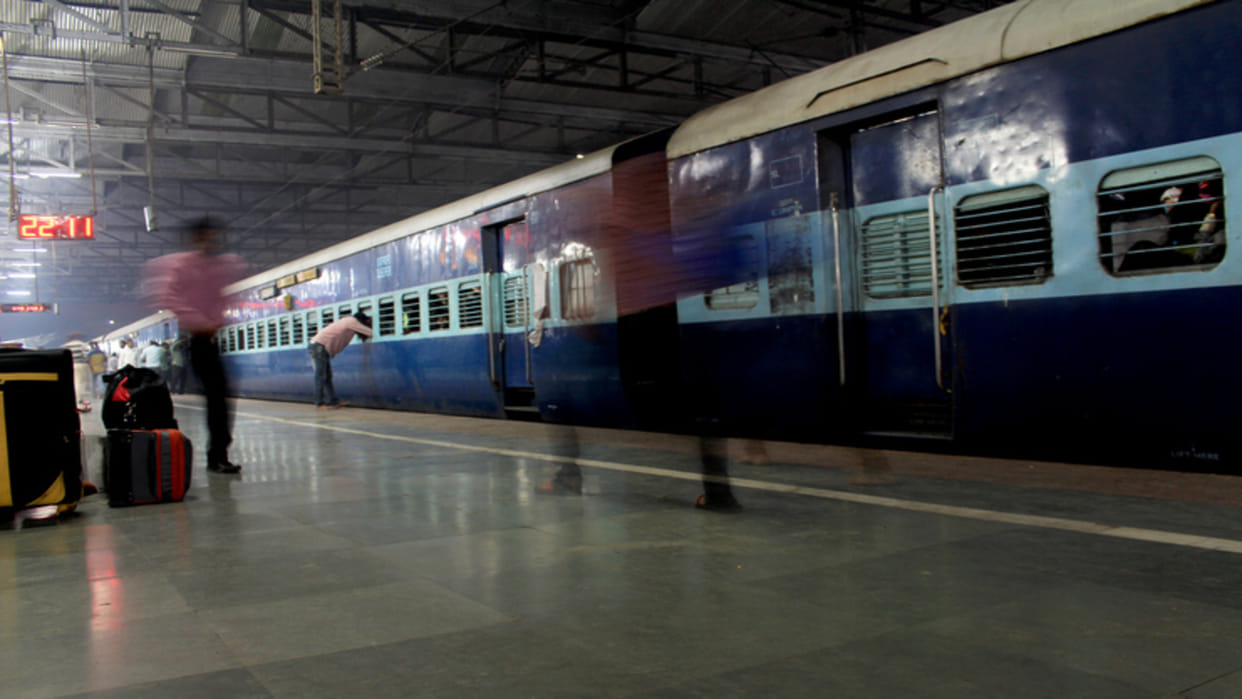 Indian Railways How To Open Train Door Easily at Night Know The Method Here in Hindi