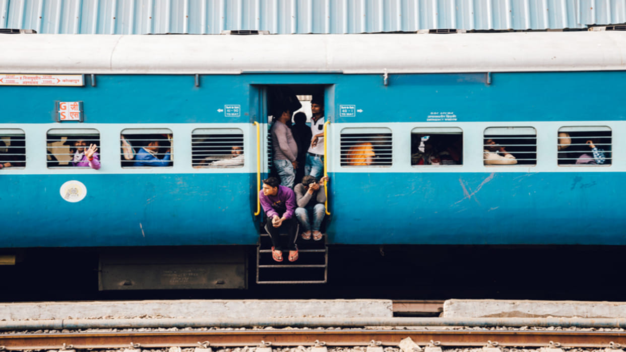 Why Are There General Coaches Only at the Beginning or End of the Train Know Indian Railways Rules in Hindi