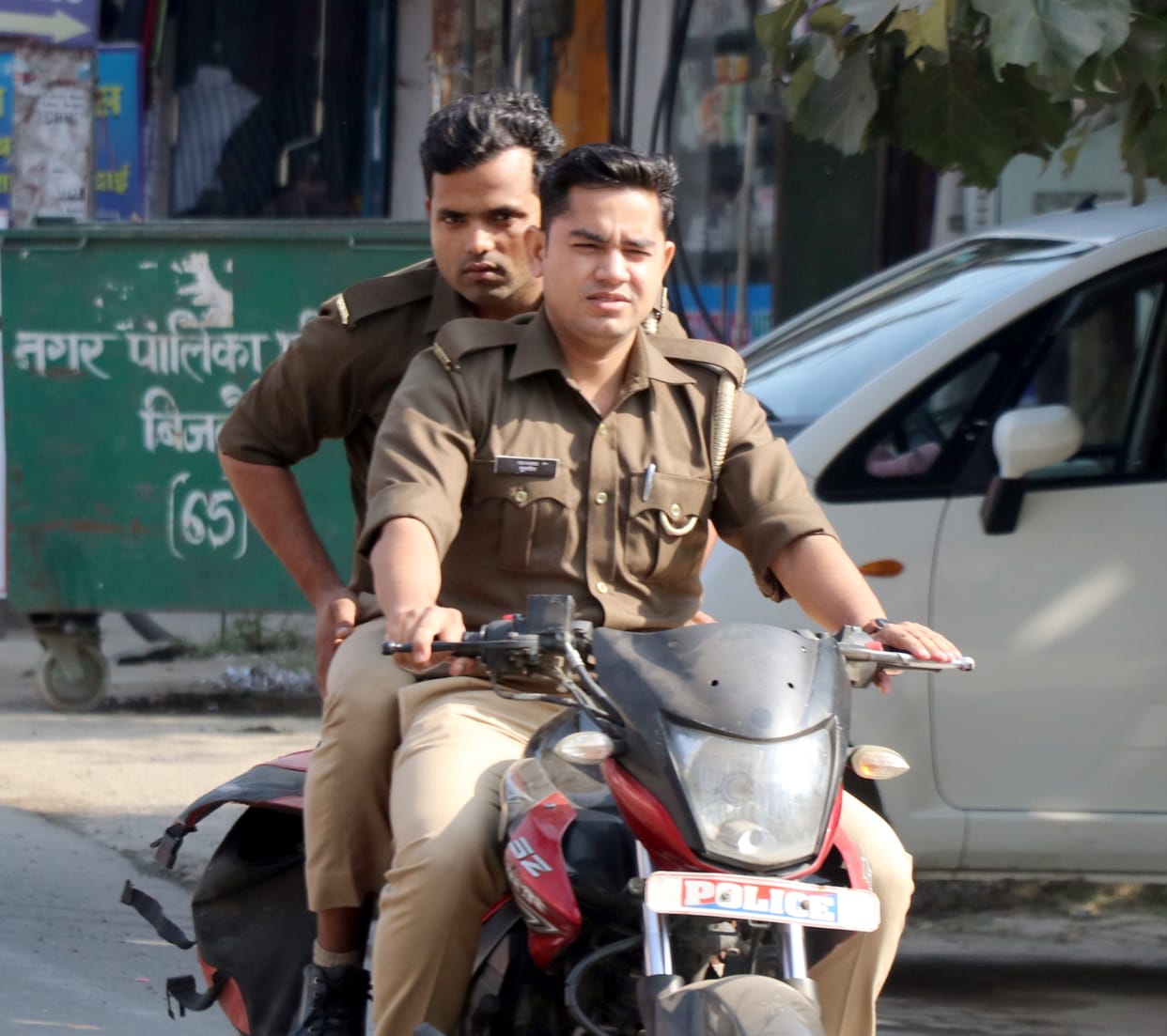 Who should alert the checking police