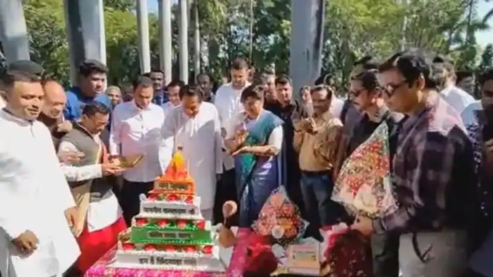 Kamal Nath accused of cutting cake with picture of Hanumanji