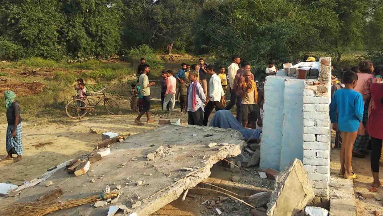Ghatampur: Roof collapsed due to tractor-trolley collision, old man died