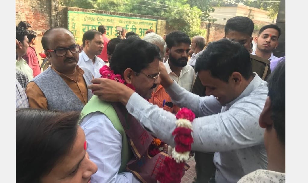 BJPs Raghuraj Singh will be in front of Dimple Yadav