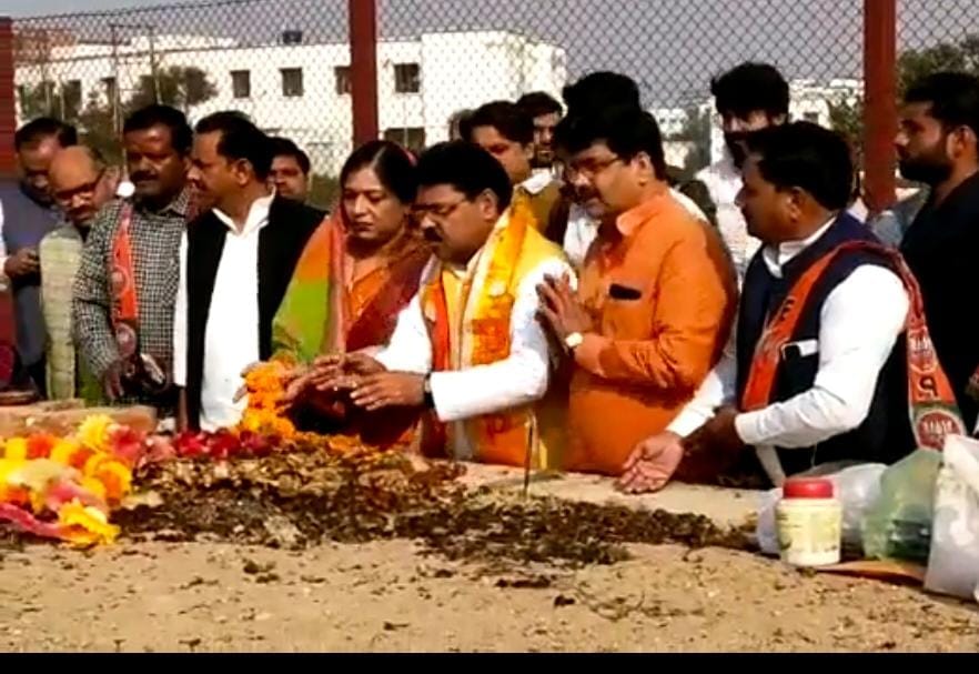Raghuraj Singh reached the funeral site of Mulayam Singh Yadav
