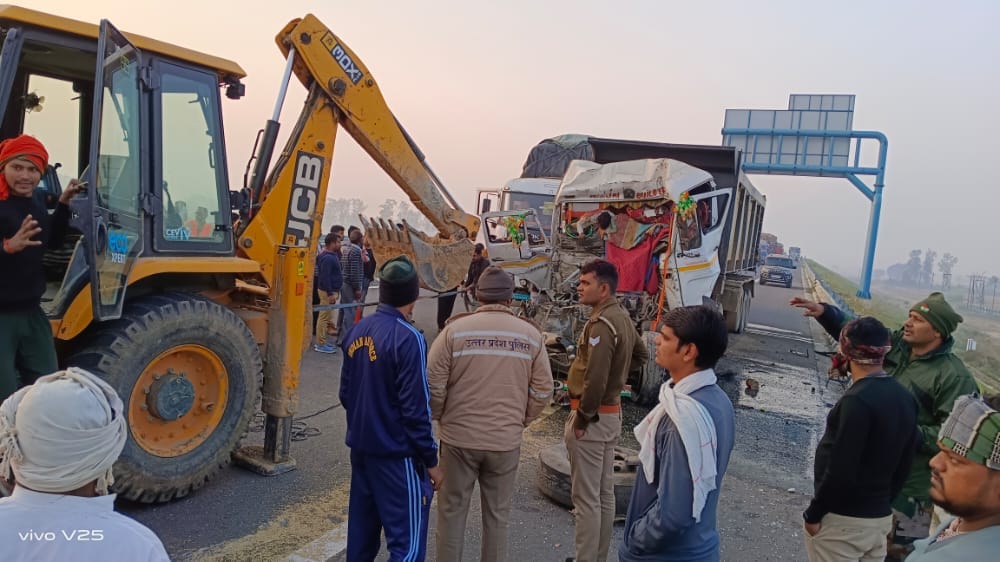 Dumper rammed into parked truck in Auraiya, driver died and cleaner injured