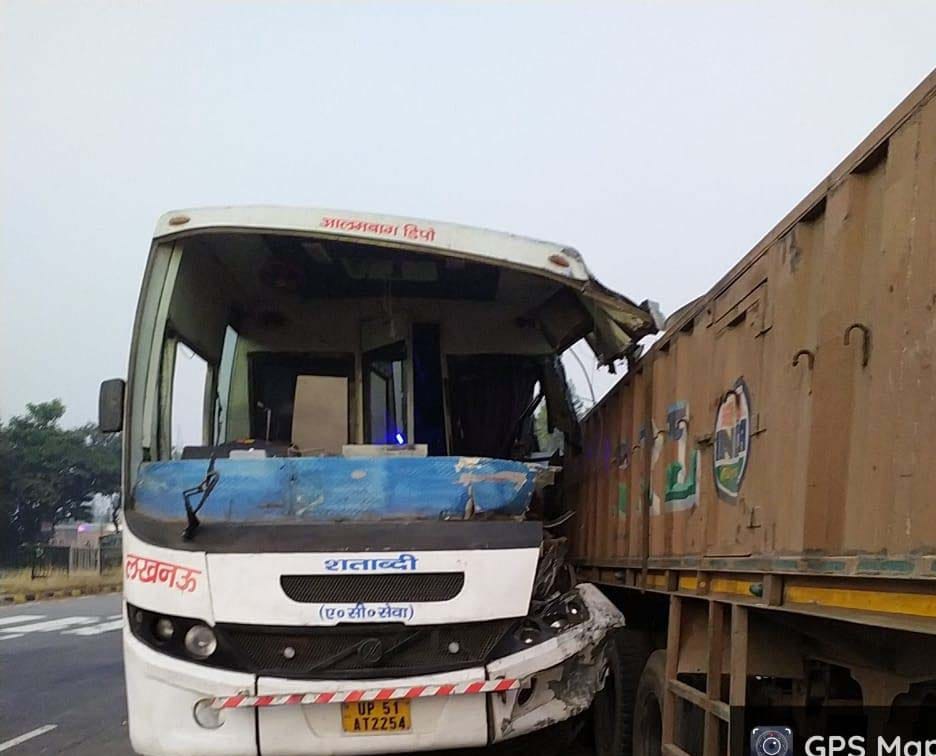 Bus collided with standing trailer, Khalasi died, seven passengers injured