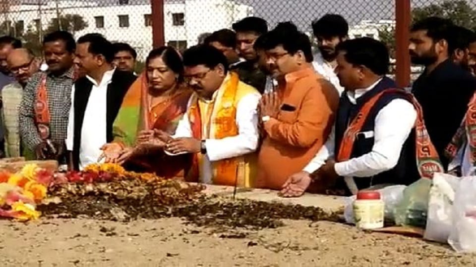 Mainpuri By-Election 2022 BJP candidate Raghuraj Singh reached Mulayam's tomb before nomination