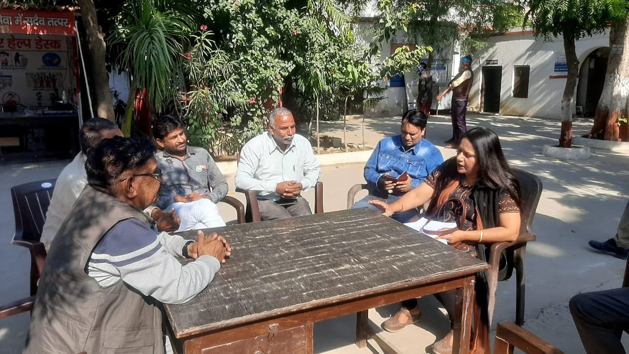The employee who went to serve the notice to the doctors was surrounded