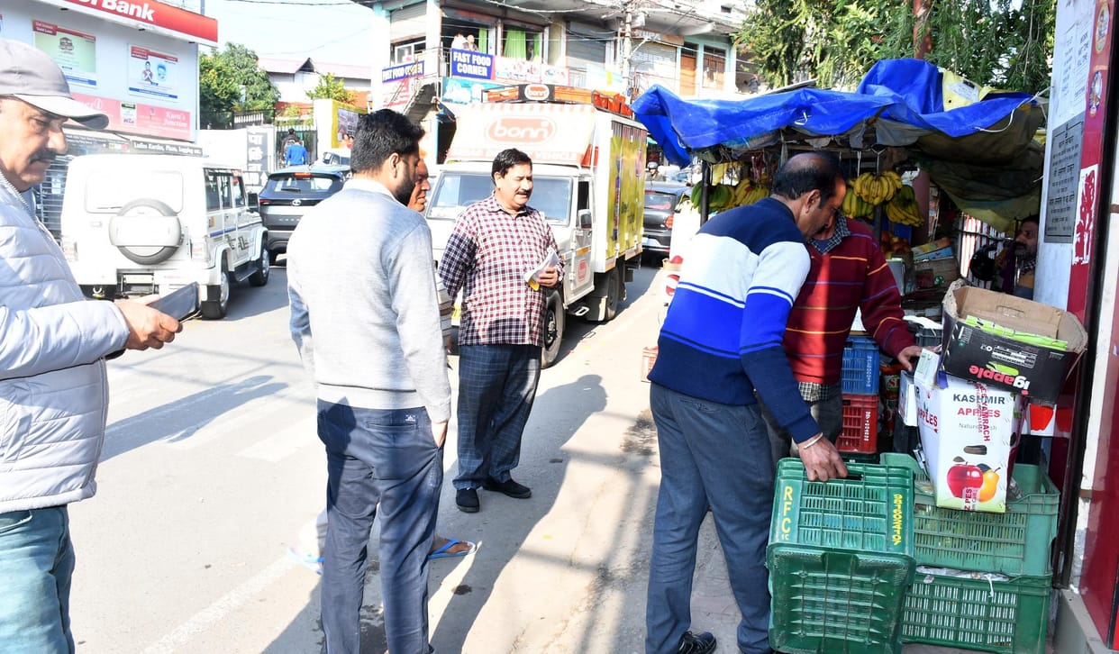 NP Hamirpur officials did a surprise inspection of the market