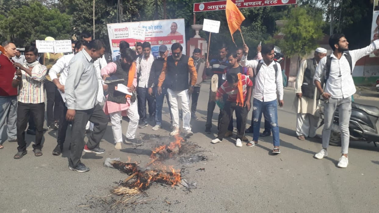 Meerut: effigy of  Aftab burnt at  commissioner office, demand for hanging