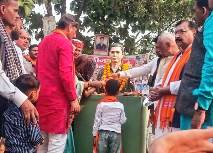 Pinky cried hugging the statue of martyr husband after the unveiling