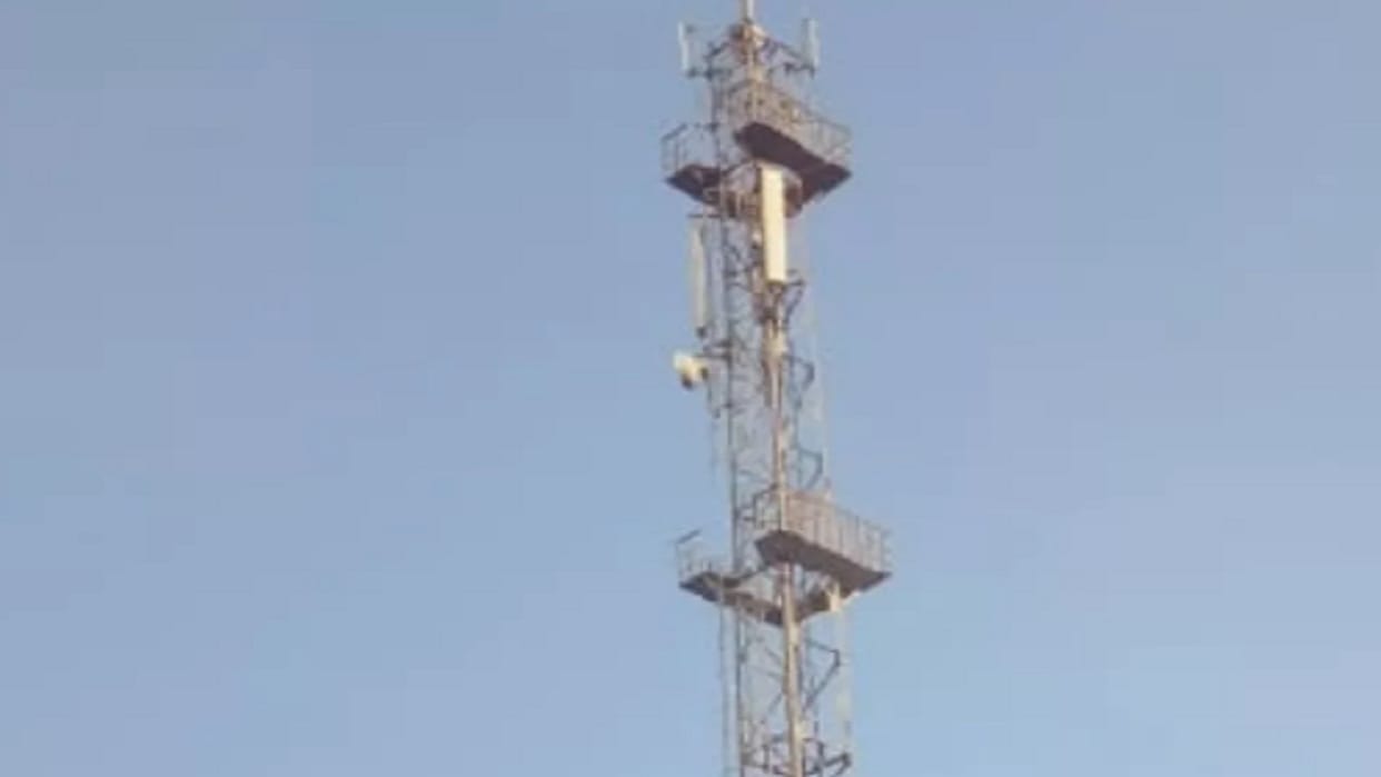 When the loan file was not passed, the young man climbed the tower