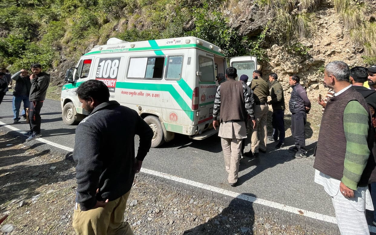 sirmaur news one person died and two  others injured in car accident in silai sirmaur
