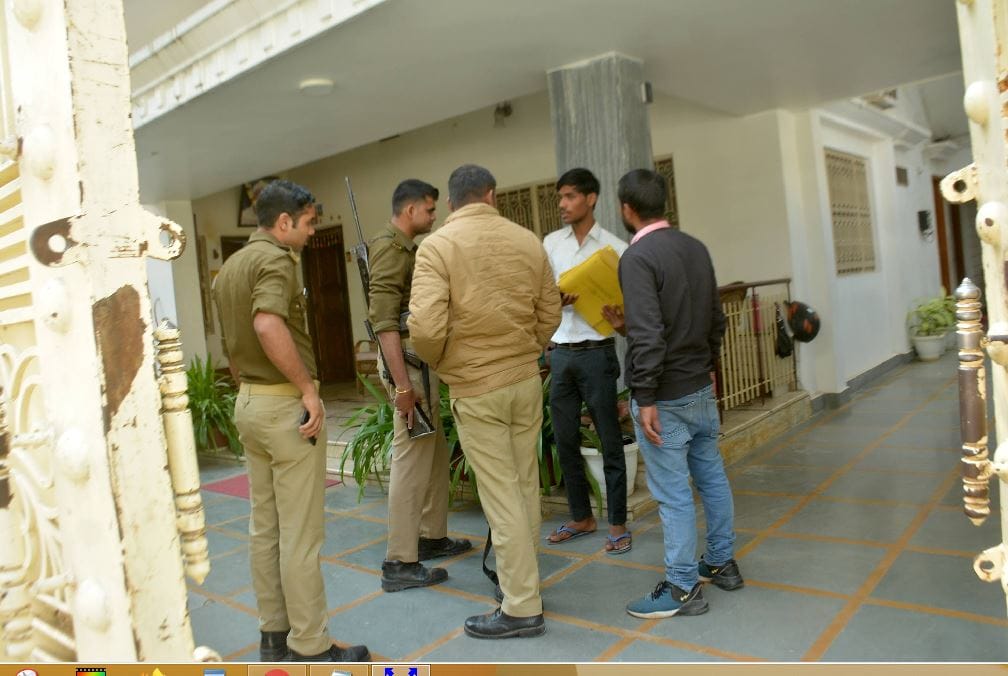 Income Tax Raid on Abu Azmi close friends continue in varanasi many crores of rupees found