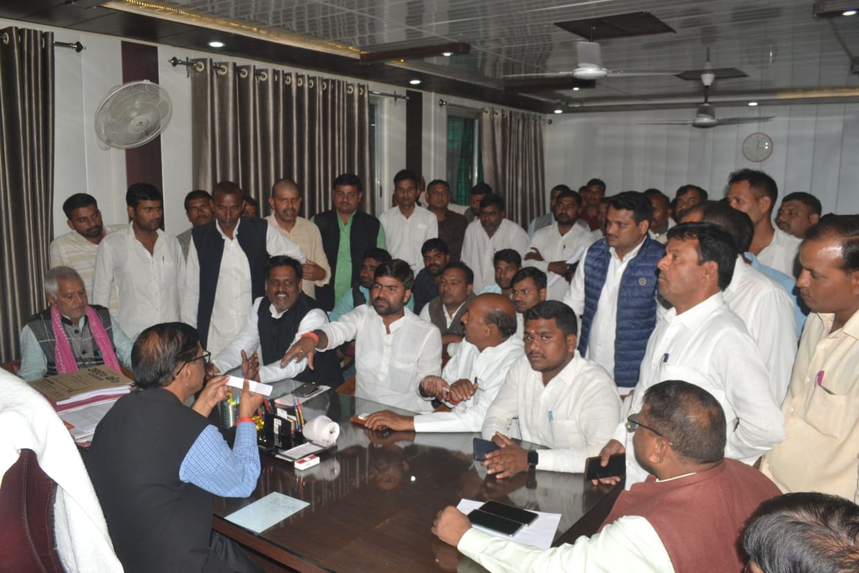 Chiefs of Nathnagar block surrounded the CDO