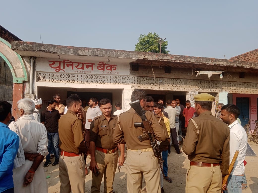 Robbery after Firing on Bank franchise operator in daylight in mau chaos in office
