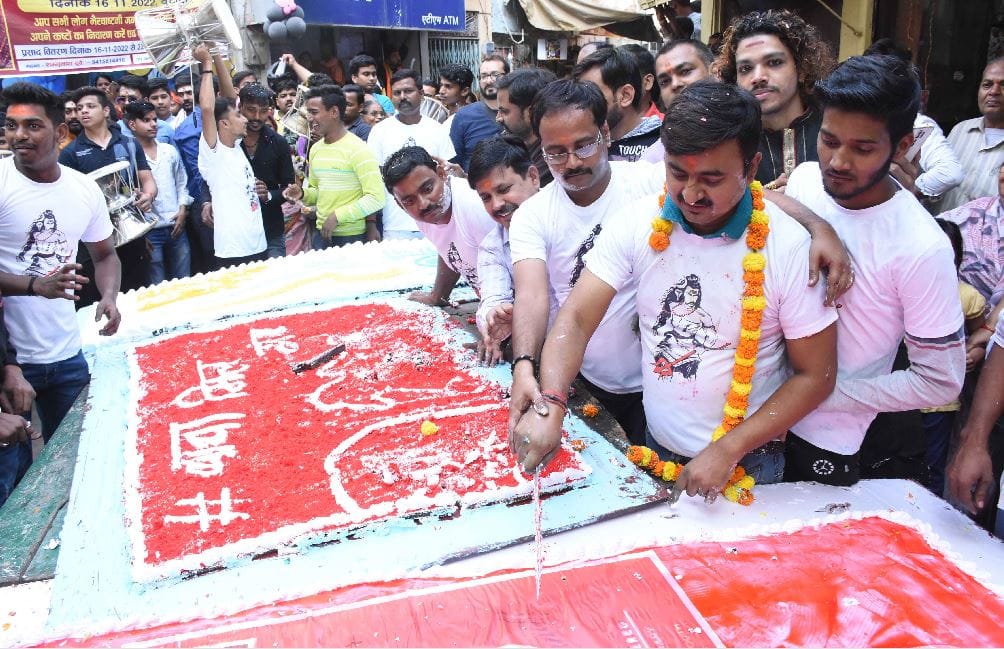 Kaal Bhairav Jayanti 2022 happy Birthday of Kashi ke Kotwal cutting 801 kg cake see photos