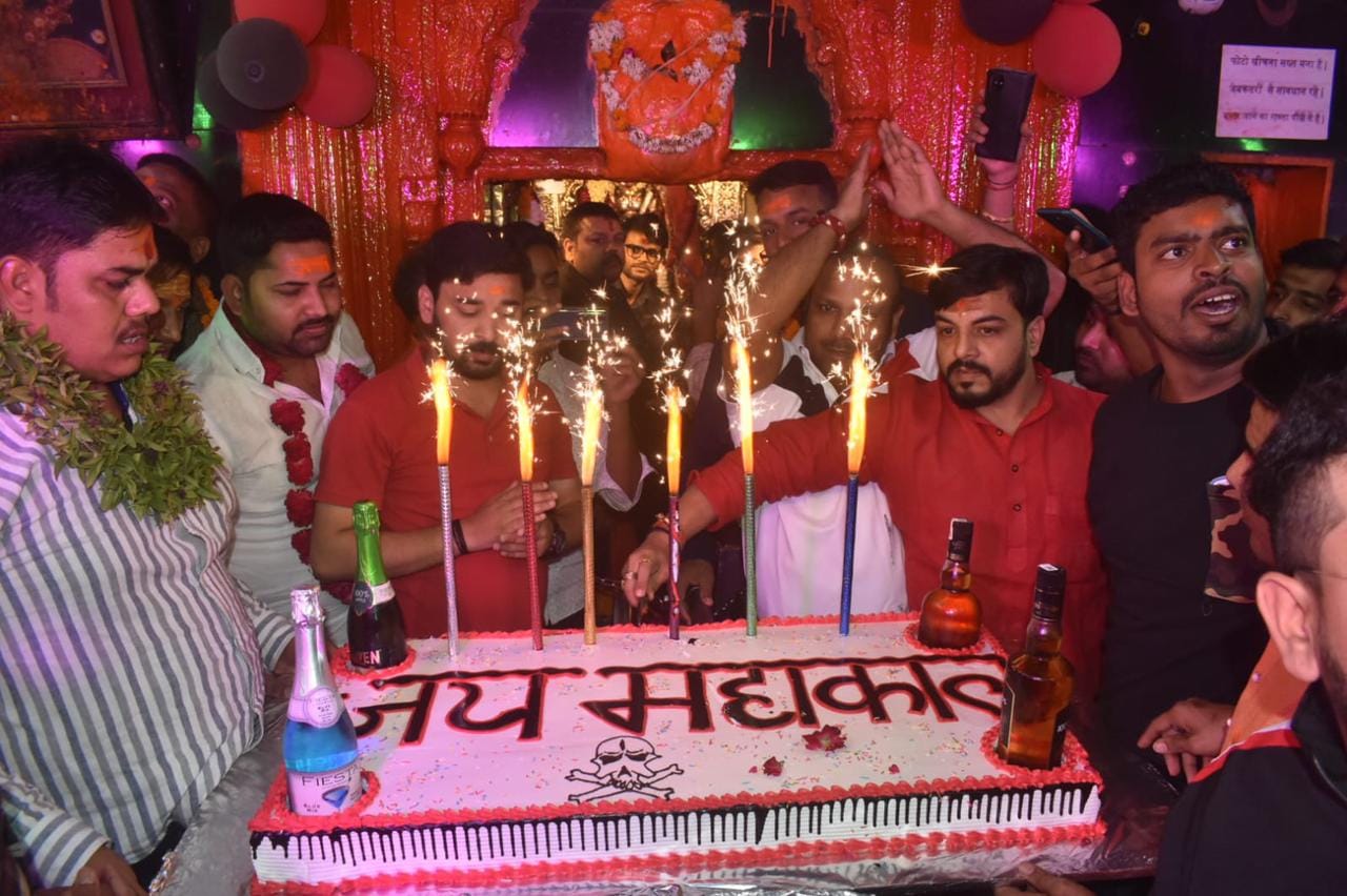Kaal Bhairav Jayanti 2022 happy Birthday of Kashi ke Kotwal cutting 801 kg cake see photos